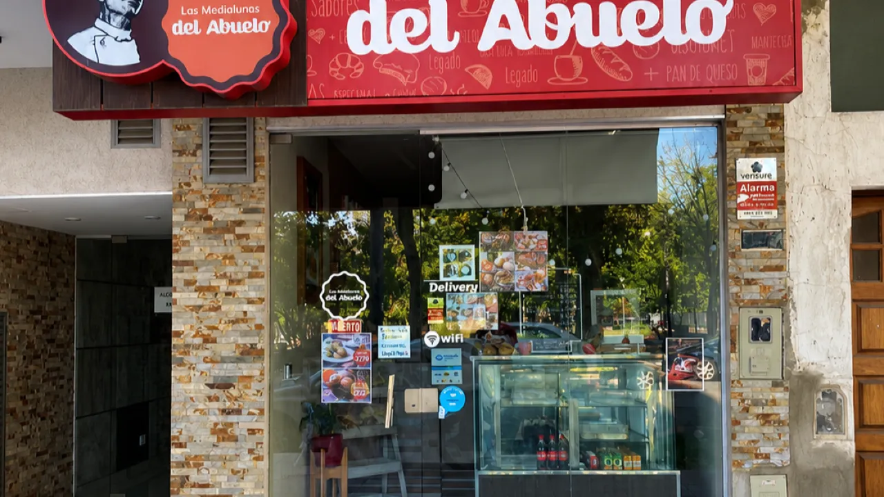 Increible local frente a la plaza Banff. 