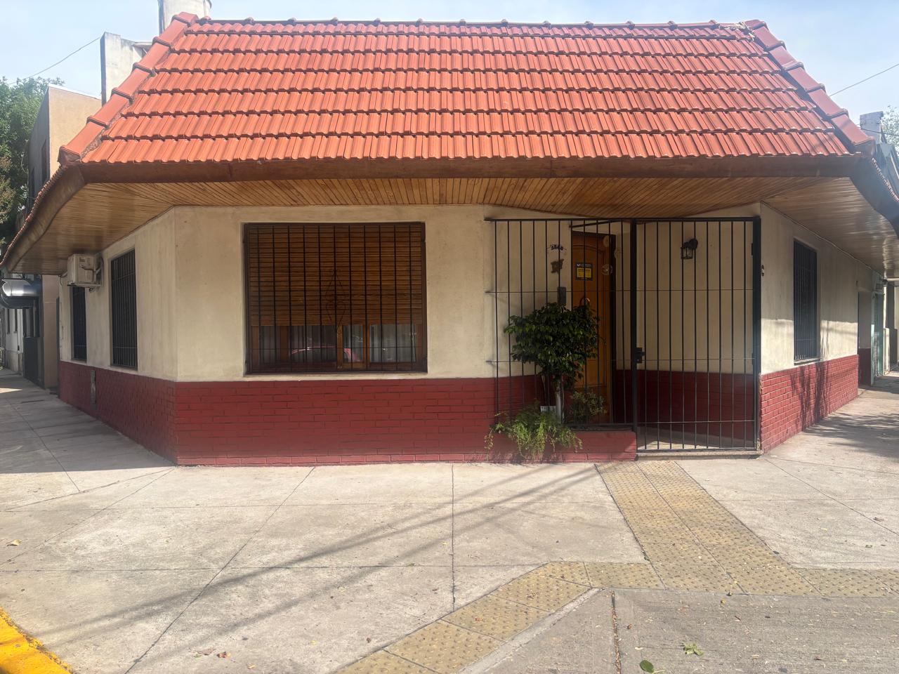 Propiedad de 5 ambientes en esquina 